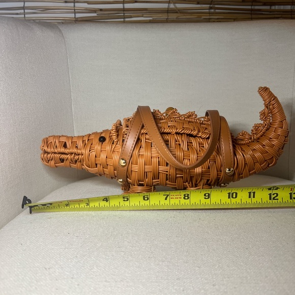 Tommy Bahama Tan Woven crocodile Handbag. Don’t worry it won’t bite 🐊 - Picture 7 of 10